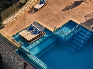 Bazén v ubytování Jessica Luxury Villa nebo v jeho okolí