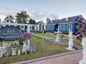 a group of houses with a sign in the yard at Raintrary House Nakhon Phanom เรนทารี่เฮาส์นครพนม in Nakhon Phanom