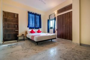 Flagship Hotel Bihan Hospito India tesisinde bir odada yatak veya yataklar