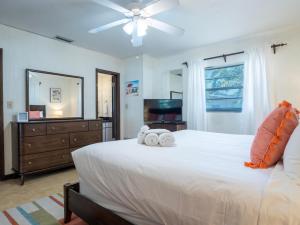 een slaapkamer met een groot wit bed en handdoeken bij Bollinger Duplex Both Sides in Holmes Beach