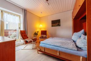 - une chambre avec un lit, un bureau et une fenêtre dans l'établissement Haus Tippe, à Braunlage
