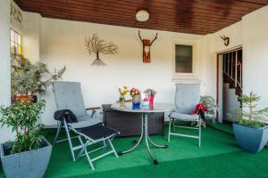 - une terrasse avec 2 chaises et une table dans l'établissement Haus Tippe, à Braunlage