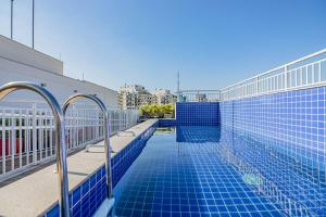 בריכת השחייה שנמצאת ב-Studio completo e moderno na Vila Mariana או באזור