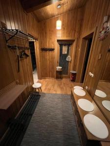 - une salle de bains avec quatre lavabos dans une chambre dotée de murs en bois dans l'établissement Villa - VALL DI VALL in Pirin Golf & Country Club, à Razlog
