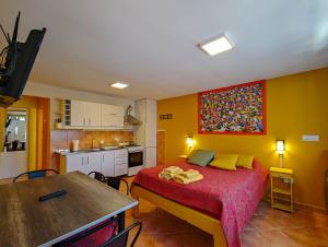 a small bedroom with a bed and a kitchen at El Bolson Loft in El Bolsón
