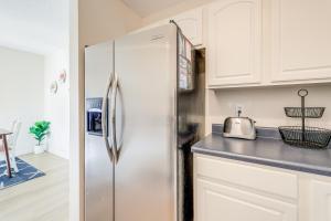 Fotografie z fotogalerie ubytování Well-Equipped Emerald Isle Townhome Pets Welcome! v destinaci Emerald Isle