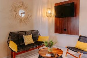 ein Wohnzimmer mit einem Sofa und einem Tisch in der Unterkunft Hotel Yaxactun in Progreso