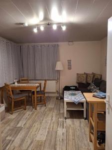 ein Wohnzimmer mit einem Tisch und einem Sofa in der Unterkunft Haus Rosi in Lutzerath
