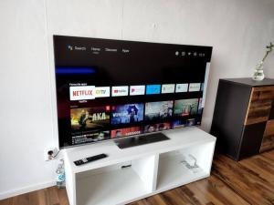 Μια τηλεόραση ή/και κέντρο ψυχαγωγίας στο Your Second Home - Feel like home- Studio Apartment in Heart of City +7 φωτογραφίες