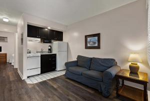 ein Wohnzimmer mit einem Sofa und einer Küche in der Unterkunft Traverse Bay Inn in Traverse City