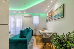 uma sala de estar com um sofá azul e uma mesa em Noemi Luxury Apartment em Solin