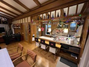 ラズロクにあるVilla - VALL DI VALL in Pirin Golf & Country Clubのカウンターと椅子付きのキッチンのオーバーヘッドビュー
