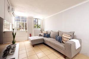 un soggiorno con divano e finestra di Apartment in Puerto Vallarta a Puerto Vallarta