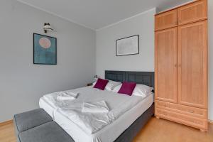 ソポトにあるWilla Halina by Grand Apartmentsのベッドルーム1室(大型ベッド1台、キャビネット付)