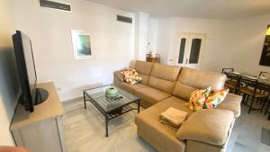 een woonkamer met een bank en een tafel bij Carihuela Plaza del Remo in Torremolinos