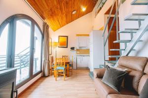 un soggiorno con divano e sala da pranzo di El Duplex de Valsain a Sierra Nevada