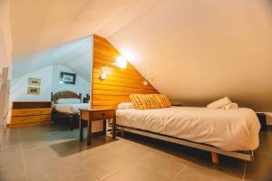 una camera da letto con un letto e una scrivania in una stanza di El Duplex de Valsain a Sierra Nevada