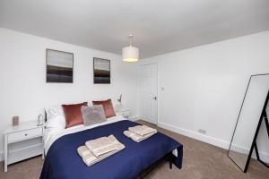 a bedroom with a bed with towels on it at Entire house in Paddock Wood, United Kingdom in Paddock Wood +9 photos