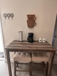 uma mesa de madeira com duas xícaras em cima em BU2 · Beatiful unit near Adv Island/ BuschGardens em Tampa