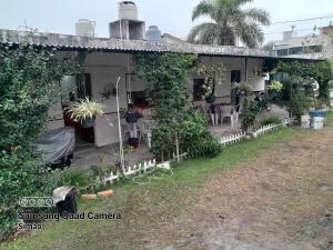 a house with a patio with chairs and plants at LO DE MERY in Termas de Río Hondo