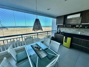 a dining room with a view of the beach at Apartamento - Resort Golf Ville in Aquiraz