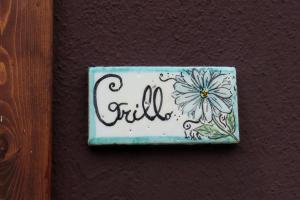 un bottone con un fiore su un muro di LadimoradiLu' a Piano