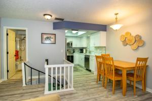 una cucina e una sala da pranzo con tavolo e sedie di A Wright Place a Holmes Beach