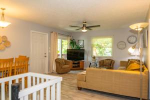 un soggiorno con un divano e una TV di A Wright Place a Holmes Beach