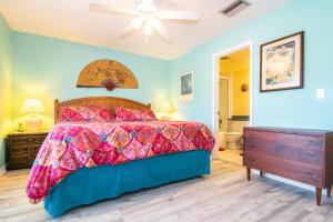 una camera da letto con un letto e un ventilatore a soffitto di A Wright Place a Holmes Beach Altre 28 foto