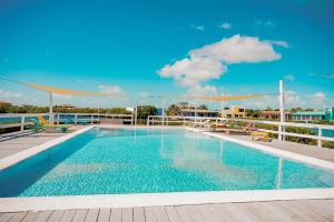 una piscina en la azotea de un edificio en Villa 12 at Mara Laguna - Gold Standard Certified, en San Pedro