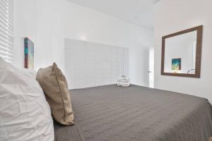 Łóżko lub łóżka w pokoju w obiekcie Cozy home with Walk-In Closet, Front Porch & Parking