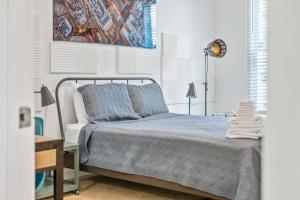 Łóżko lub łóżka w pokoju w obiekcie Cozy home with Walk-In Closet, Front Porch & Parking