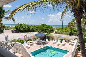 una piscina con vistas a la playa y al océano en Anna Maria Beach Place, Unit 5, en Holmes Beach