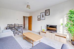 a living room with a couch and a tv at Cozy in Colindale/ Balcony in Colindale