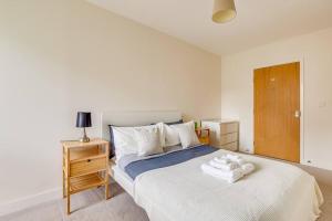 1 dormitorio con 1 cama con toallas en Cozy in Colindale/ Balcony en Colindale
