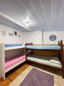 2 literas en una habitación con techo en Hostel Surf de Bem en Florianópolis