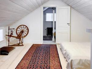 1 dormitorio con 1 cama y una silla de ruedas junto a una puerta en Holiday home Mellösa IV en Mellösa