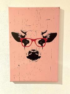 a painting of a cow wearing red glasses at Schöne Wohnung im Herzen von Miltenberg in Miltenberg