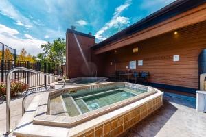 un jacuzzi en el patio trasero de una casa en Timber Run, en Steamboat Springs