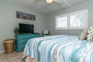 Un dormitorio con una cama y un televisor de pantalla plana. en Anna Maria Beach Place, Unit 3, en Holmes Beach 17 fotos más