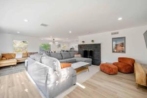 uma sala de estar com um sofá e uma lareira em Uptown Sedona Retreat wit Views and Hot Tub em Sedona