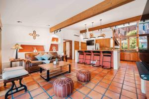 een woonkamer met een bank en een tafel bij Chapel Vortex Home Red Rocks Hot Tub Gardens in Sedona