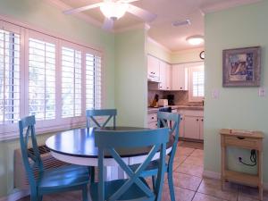 Una cocina con mesa de comedor y sillas. en Anna Maria Beach Place, Unit 6, en Holmes Beach
