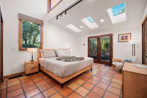 Un dormitorio con una cama, un escritorio y ventanas. en Guest Suite With Up Close Chapel and Red Rock Views, en Sedona