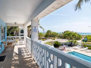 un balcón con vista al mar en Anna Maria Beach Place, Unit 6, en Holmes Beach