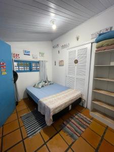 1 dormitorio con cama y estante para libros en Hostel Surf de Bem en Florianópolis