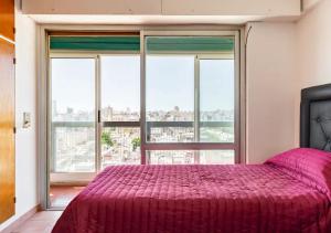 1 dormitorio con cama y ventana grande en Departamento Céntrico en Ciudad de Córdoba en Córdoba