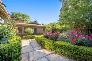 Ein Garten an der Unterkunft Upscale Uptown retreat home with HotTub and Views