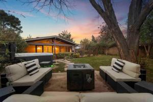 Ein Sitzbereich in der Unterkunft Upscale Uptown retreat home with HotTub and Views