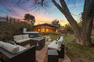 Ein Sitzbereich in der Unterkunft Upscale Uptown retreat home with HotTub and Views